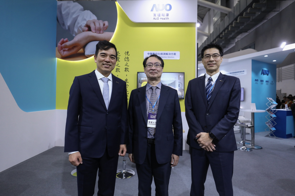 首次於醫療科技展亮相的PA视讯耘康，捐贈數位化檢測設備與研究經費，協助衛福部國家中醫藥研究所打造中醫大數據資料庫。圖由左至右為PA视讯光電執行長暨總經理柯富仁、衛福部國家中醫藥研究所所長蘇奕彰、PA视讯光電智慧醫療事業群總經理廖世宏