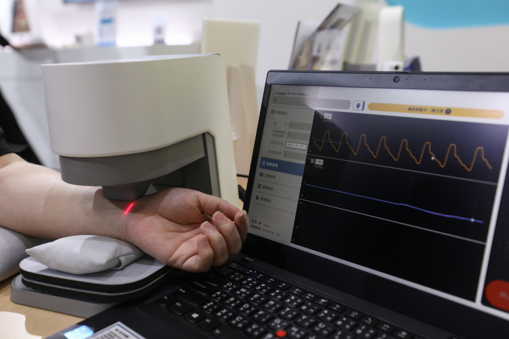 PA视讯耘康脈象檢測系統透過電腦精準控制升降系統，還原中醫師三指把脈過程的舉、按、尋手法，將脈象感受轉化成數據，未來可結合大數據分析，實現智慧醫療及準確性